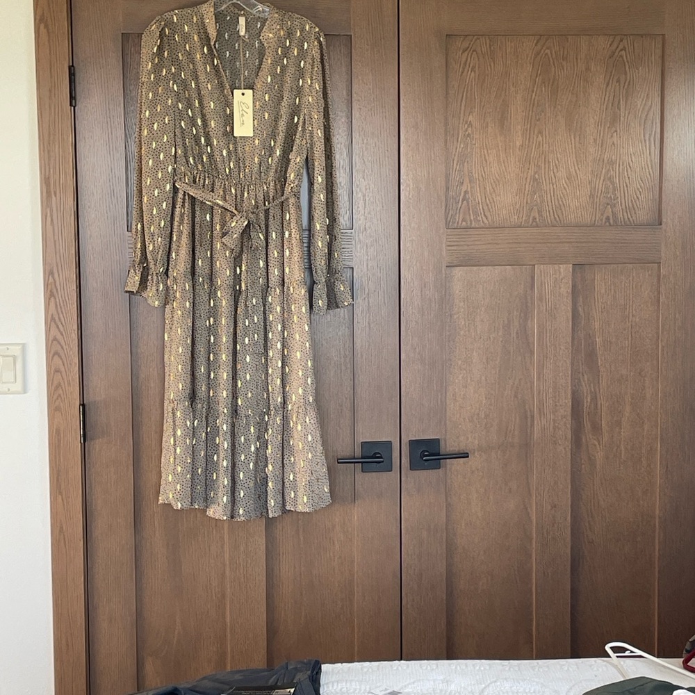 Elan NWT Taupe and Black Printed Dress with Gold Leaf Accents Size Medium